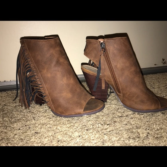 BROWN FRINGE BOOTIES - Picture 3 of 6